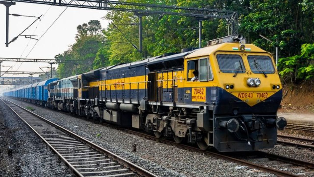 यासाठी www.ftr.irctc.co.in वर जाऊन लॉग इन करा. यानंतर संपूर्ण ट्रेन किंवा कोच बुक करण्याचा ऑप्शन सिलेक्ट करावा लागतो. इथे तुम्हाला तुम्हाला प्रवासाची तारीख, प्रवाशांची संख्या आणि इतर महत्त्वाची माहिती भरावी लागेल

