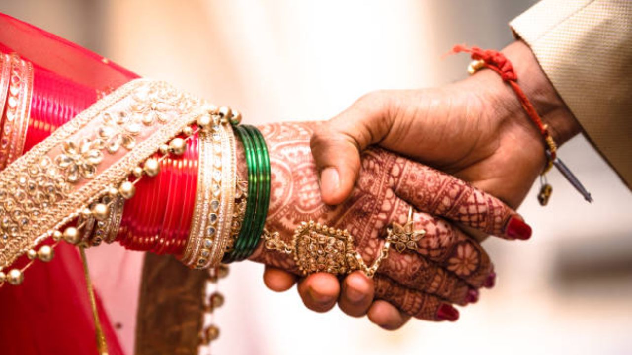 असे मानले जाते की गर्भधारणेदरम्यान, गर्भाशयात असलेल्या बाळाच्या आरएच फॅक्टर असलेल्या काही पेशी आईच्या रक्तात प्रवेश करू लागतात. तसेच आरएच-निगेटिव्ह असल्यामुळे, आईची रोगप्रतिकारक शक्ती ते बाहेरील तत्व समजून आणि अँटीबॉडीजचे उत्पादन तयार करण्यास सुरवात करते, ज्यामुळे या पेशी नष्ट होतात. हे अँटीबॉडीज गर्भाशयात बाळाच्या शरीरात तयार होतात

