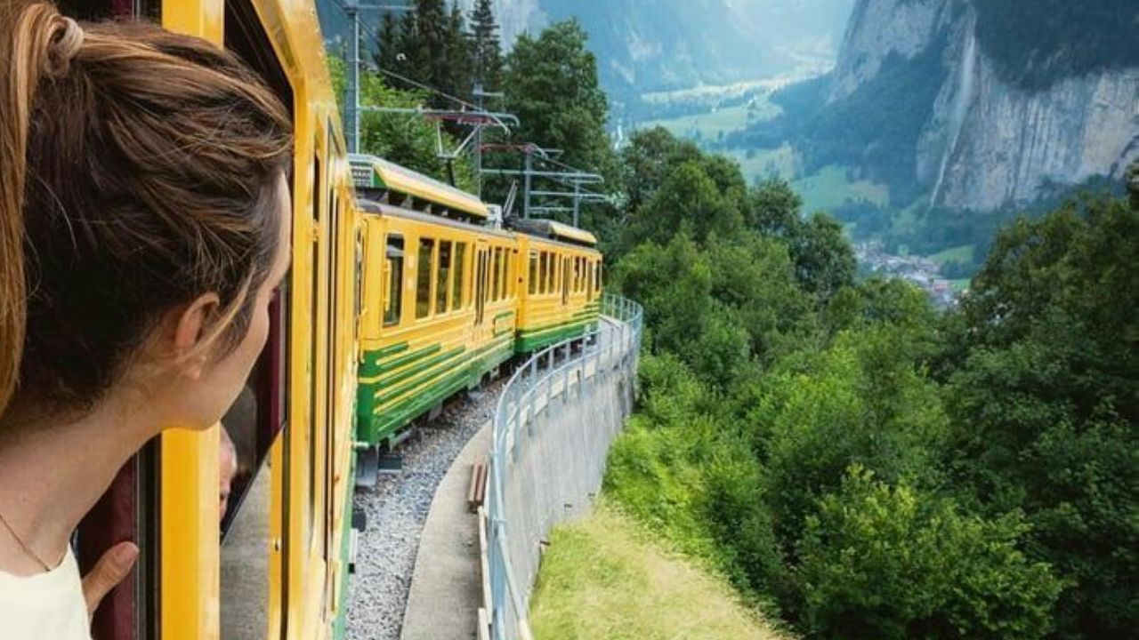 तुम्ही ही प्रक्रिया ऑफलाइन देखील करू शकता. यासाठी कोणत्याही प्रमुख रेल्वे स्थानकावर जा आणि मुख्य आरक्षण अधिकाऱ्याला विनंती अर्ज भरून द्या. नवी दिल्ली ते मुंबई सेंट्रल दरम्यान प्रवास करण्यासाठी एसी कोचची रजिस्ट्रेशन फी 50,000 रुपये आहे
