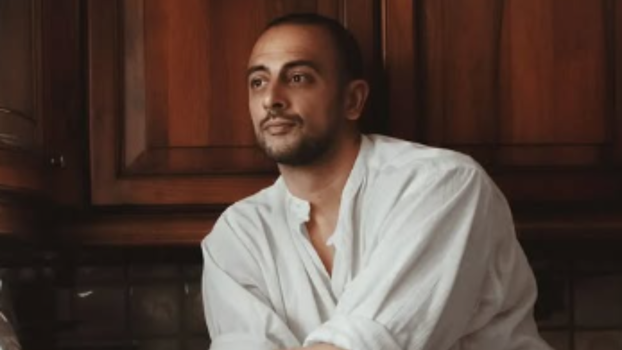 आम्ही इथे ज्या अभिनेत्याबद्दल बोलत आहोत, त्याला त्याच्या पाळीव कुत्र्यांवर इतके प्रेम आहे की त्याने लग्नाच्या अवघ्या 3 वर्षातच त्याने आपल्या पत्नीला घटस्फोट दिला. या कुत्र्यामुळे दोघांमध्येही वाद व्हायचे, याचा परीणाम असा झाली की दोघांनेही एके दिवशी वेगळे होण्याचा निर्णय घेतला. या अभिनेत्याचे नाव आहे अरुणोदय सिंग. 
