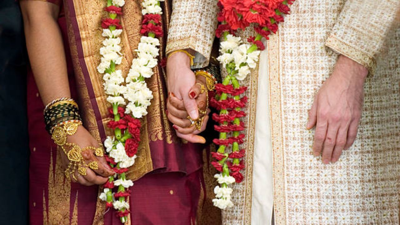 जर मुलगा आरएच-नेगेटिव्ह जन्माला आले तर कोणतीही समस्या नाही. मूल आरएच-पॉझिटिव्ह असेल, तर अँटीबॉडीज त्याच्या आरएच वाहून नेणाऱ्या लाल रक्तपेशींवर अटॅक करतात, ज्यामुळे ते फुटतात. अशा स्थितीत नवजात अर्भकाला हेमोलाइटिक किंवा आरएच रोग असू शकतो. आम्ही तुम्हाला सांगूया की आरएच विसंगती असल्या जोडप्यांमध्ये हा त्रास टाळण्यासाठी, डॉक्टर आरएच इम्यून ग्लोब्युलिन (RhoGAM) वॅक्सीन देतात 
