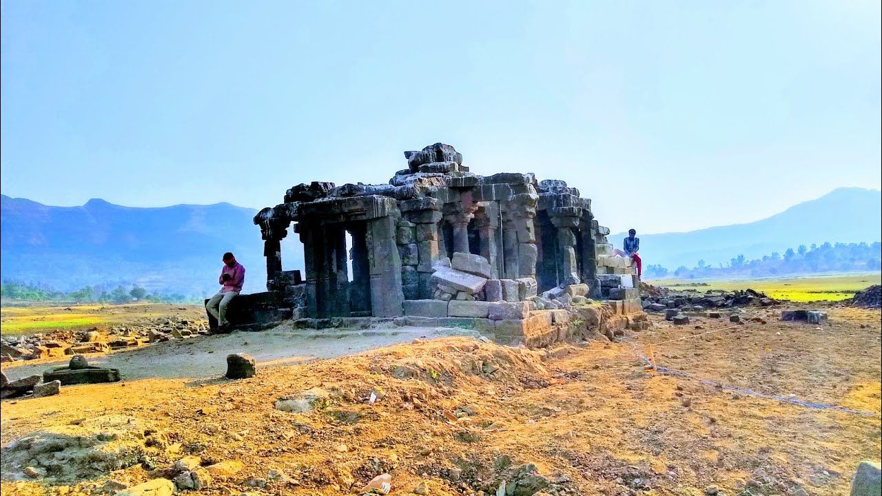 हे मंदिर अवघे 700 ते 800 वर्षे जुने आहे. हे मंदिर संपूर्णपणे दगडांनी बनवण्यात आले आहे. हेमांडपंती शैलीतील हे मंदिर पर्यटकांचे प्रमुख आकर्षण आहे
