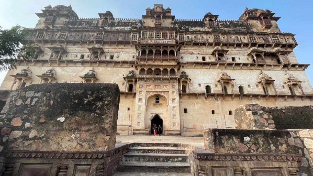 वास्तविक महाराज बीरसिंह देव यांनी हा महाल बांधला, पण बीरसिंह देव किंवा त्यांच्या कुटुंबीयांनी हा महाल कधीच वापरला नाही, म्हणून सतखंड महालाला अशुभ महाल म्हटले जाते
