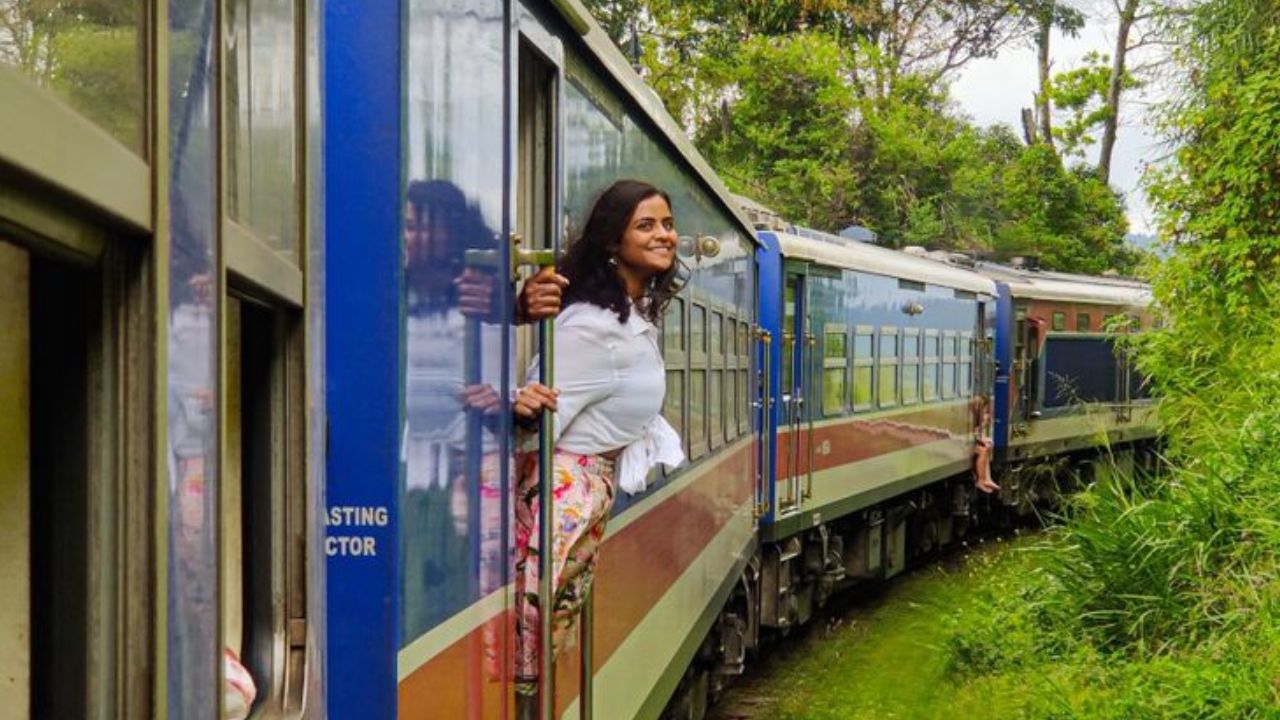IRCTC चे फुल टॅरिफिक रेट किंवा एफटीआर सर्व्हिस यात तुमची मदत करेल. www.ftr.irctc.co.in या वेब साईटवरून तुम्ही ट्रेनचा संपूर्ण कोच बुक करू शकता. तुम्ही इथून व्यक्ती फर्स्ट क्लास, एसी 2-टियर, एसी 3-टियर, एसी 2 कम 3 टियर, एसी चेयर कार, स्लीपर, एसी सलून, सेकंड सीटिंग सारखे कोच आरामात बुक करू शकता 
