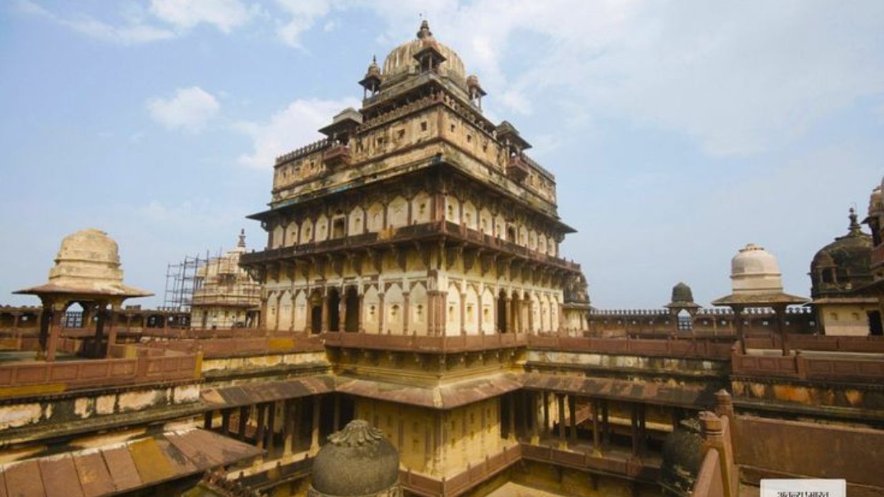 तुम्हाला हे जाणून आश्चर्य वाटेल की, सातखंडा पॅलेस अनेक वर्षांपासून कोणत्याही आधाराशिवाय जसाचा तसा उभा आहे. या वाड्याच्या बांधकामात लाकूड किंवा लोखंड इत्यादी कोणत्याही प्रकारचा वापर केला गेला नाही. या 7 मजली महालाचे दोन मजले पाण्याखाली गेले आहेत
