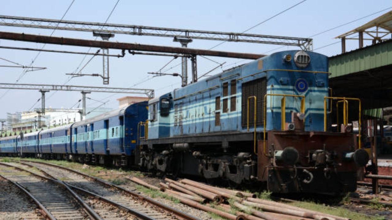 तसेच कोणत्याही व्यक्तीच्या मदतीशिवाय प्रवास करू न शकणाऱ्या व्यक्तींना जनरल क्लास,स्लीपर आणि 3 AC मध्ये 75 टक्क्यांची सूट दिली जाते 

