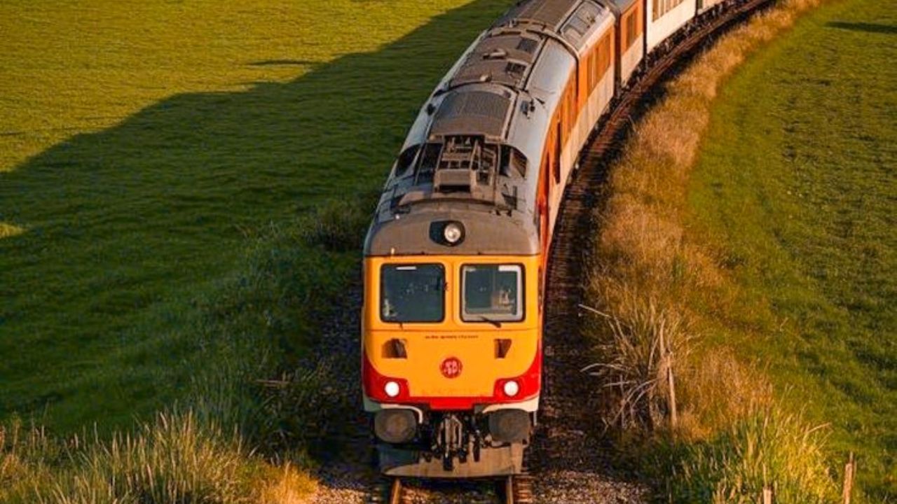 भारतीय रेल्वेच्या नियमानुसार जर तुमची ट्रेन 3 तास किंवा त्याहून जास्त काळ लेट असेल तर तुम्ही तुमचे तिकीट कॅन्सल करुन त्यावर रिफंड मिळवू शकता. यासाठी रेल्वेने काही अटी लागू करण्यात आल्या आहेत
