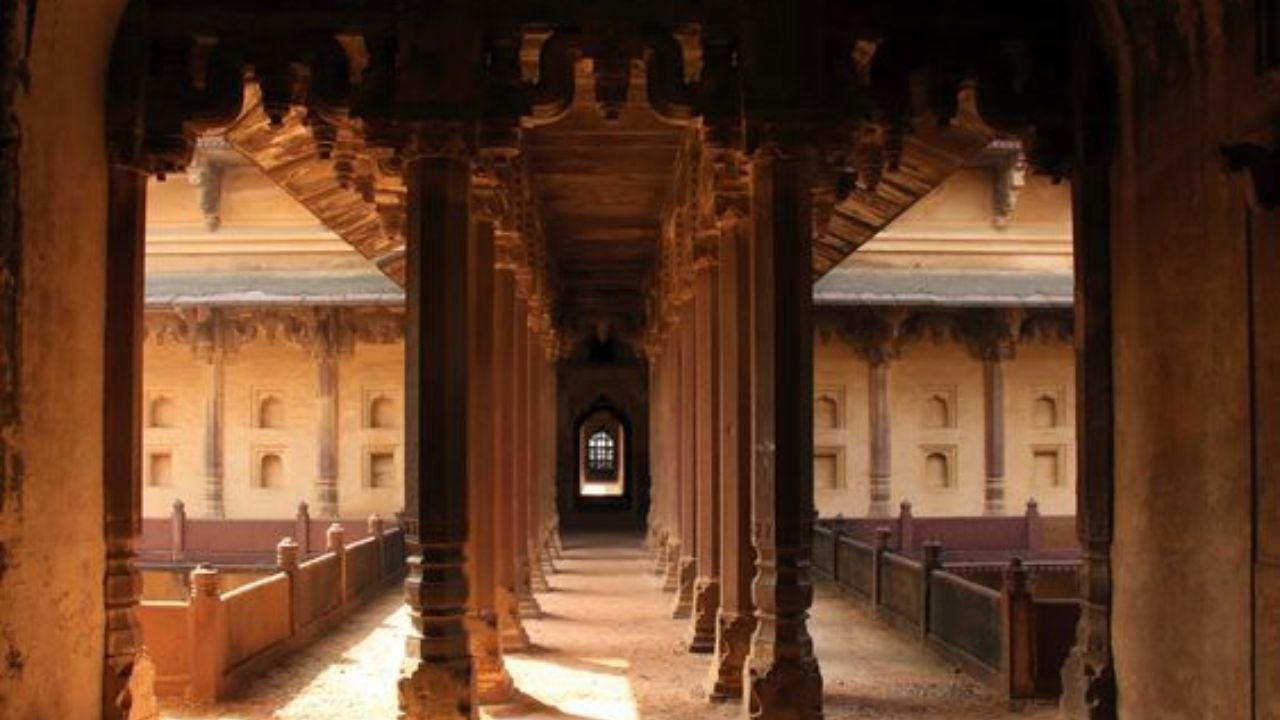 1620 मध्ये 35 लाख रुपये खर्च करून दतियाचे राजा बीर सिंह यांनी हा महाल बांधला. या महालात केलेल्या कोरीव कामामुळे तो बांधण्यासाठी 9 वर्षे लागली. राजवाड्यात मंदिर आणि दर्गा दोन्ही आहेत
