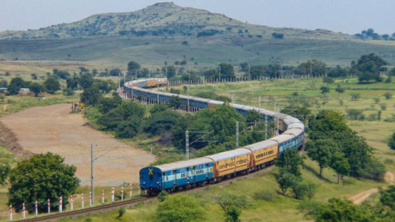 रेल्वेत अनेक आजारांनी ग्रस्त असलेल्या व्यक्तींना डिस्काउंट दिला जातो. यात कर्करोग, थॅलेसिमीया, हृदयरोग, किडनी. हीमोफीलियाचे रुग्ण, टीबीचे रुग्ण, एड्सचे रुग्ण, ऑस्टोमीचे रुग्ण, एनीमिया, अप्लास्टिक ॲनिमियाच्या रुग्णांचा समावेश आहे 
