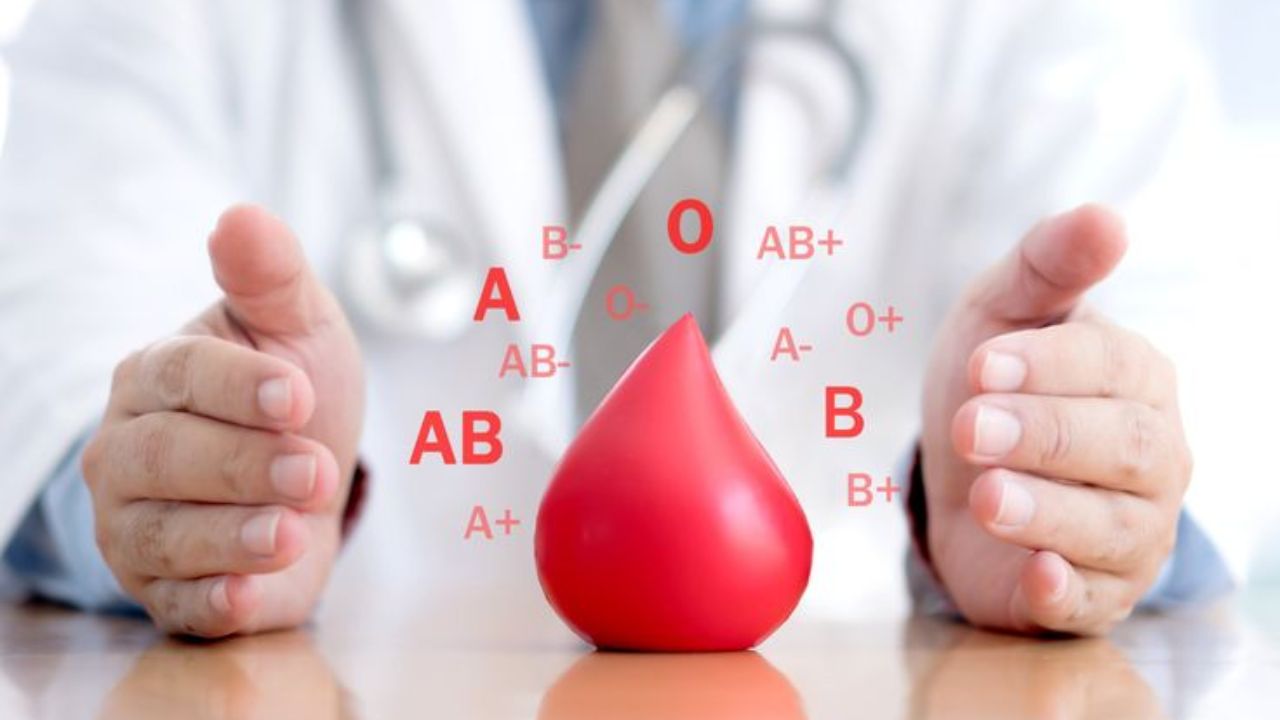 A, B, AB आणि O हे मुख्य रक्तगट आहेत. आपण जवळजवळ सर्व या चार रक्तगटांपैकी एकाचे आहोत. त्याच वेळी, लग्नासाठी जोडप्यांचे रक्तगट समान किंवा भिन्न आहेत याने फारसा फरक पडत नाही. तसेच त्याचा गर्भधारणेवर कोणताही परिणाम होत नाही
