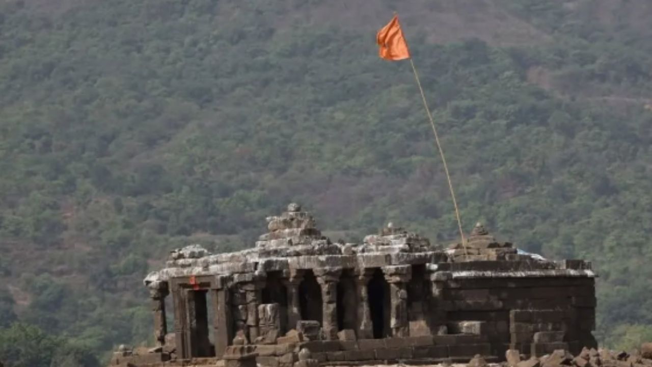 हे मंदिर पुण्यात वसले असून याचे नाव वाघेश्वर मंदिर असे आहे. या मंदिराचा संबंध छत्रपती शिवाजी महाराजांशी आहे. कोकण-सिंधुदुर्गची मोहिम फत्ते केल्यानंतर महाराज या मंदिरात दर्शनासाठी आले होते 
