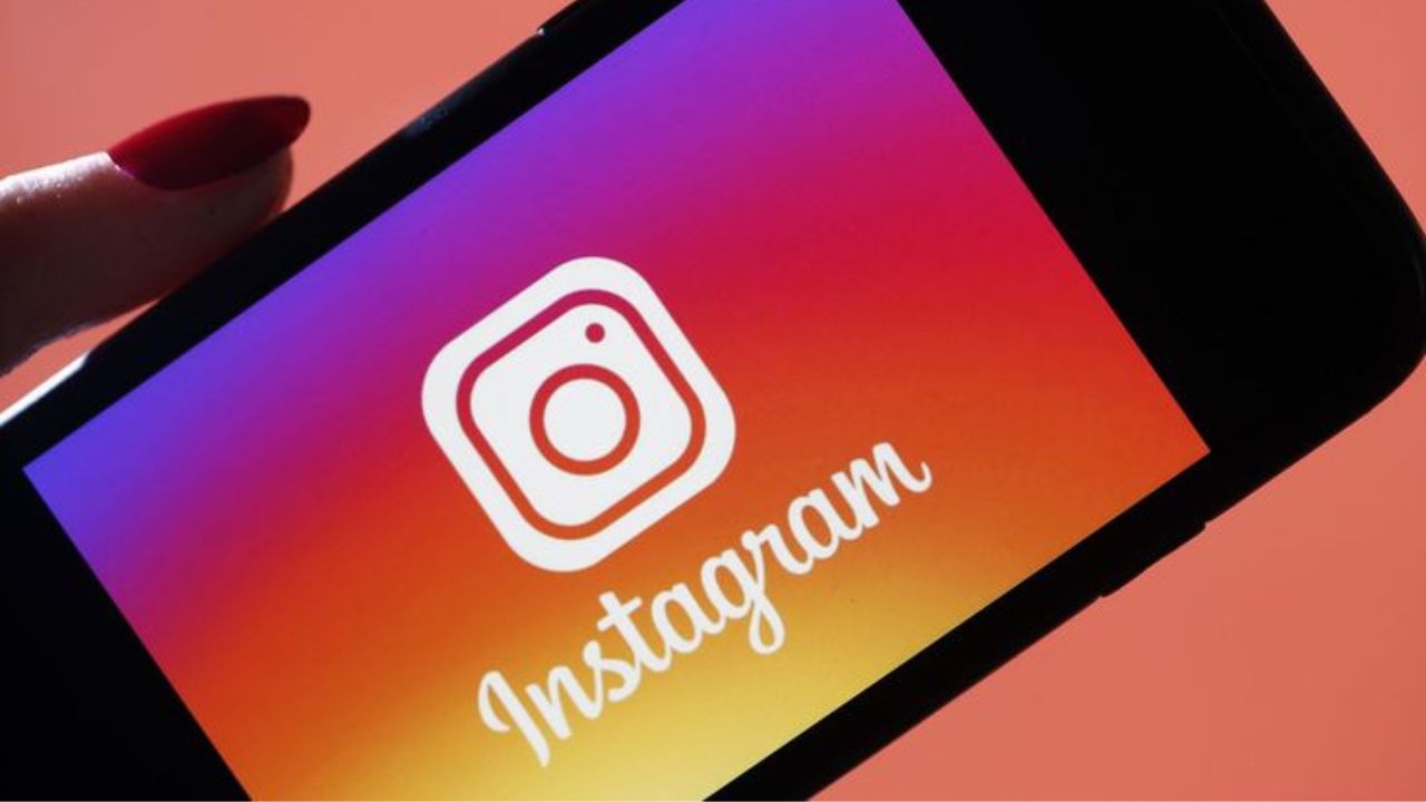 स्टिकर तयार करण्यासाठी, तुम्हाला प्रथम Instagram उघडावे लागेल. यानंतर तुम्हाला DMs सेक्शनमध्ये जावे लागेल. तुम्हाला स्क्रीनच्या वरच्या उजव्या बाजूला हा सेक्शन सापडेल.