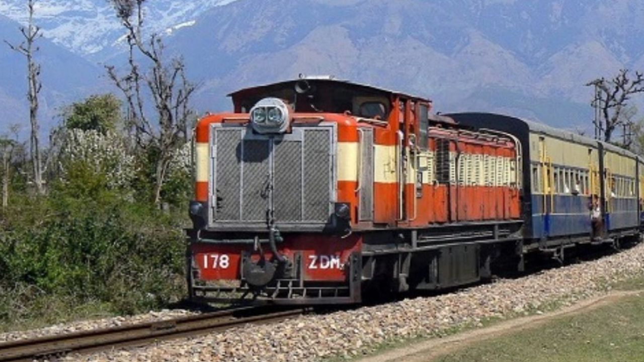 कालका ते शिमला: कालका ते शिमला ही रेल्वेसफर डोंगर दऱ्याच्या सौंदर्याचा अनुभव देते. हरीयाणा आणि हिमाचल प्रदेश दरम्यान धावणाऱ्या या ट्रेनचा प्रवास अनुभव घेण्यासाठी पर्यटक कायमच पसंती देतात. . कालका ते शिमला 96 किलोमीटरचं अंतर 5 तासांत पार करते. 