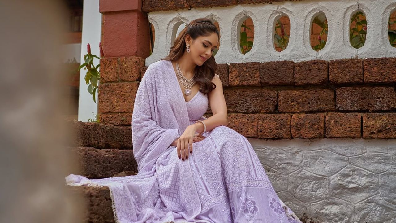 मृणालने जांभळ्या रंगाचा ड्रेसवर आकर्षित ज्वेलरी देखील परिधान केल्या आहेत. गळ्यात डायमंन नेकलेस, हातात कडा आणि अभिनेत्रीच्या डायमंन इअरिंगने मन जिंकले आहे. 
