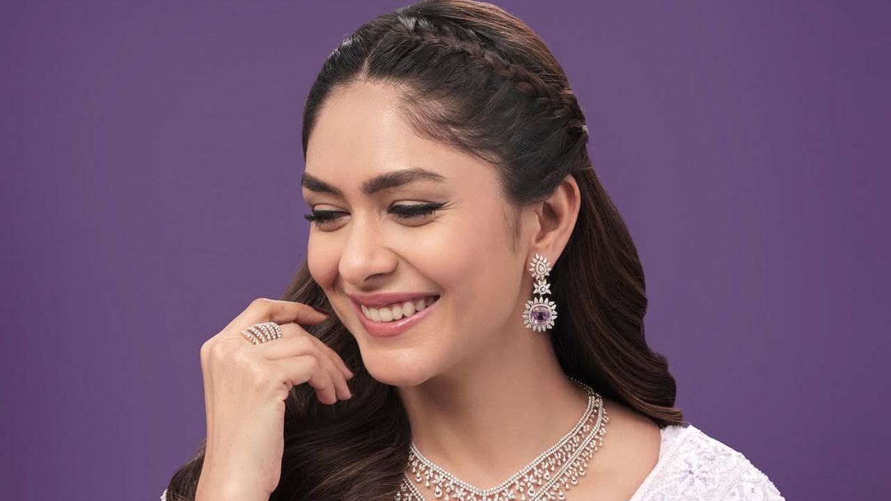 मृणालने जांभळ्या रंगाचा ड्रेसवर साधा आणि आकर्षित मेकअप केला आहे ज्यामध्ये जाड भुवया, आयलायनर आणि न्यूड गुलाबी लिपस्टिकचा वापर केले आहे. 