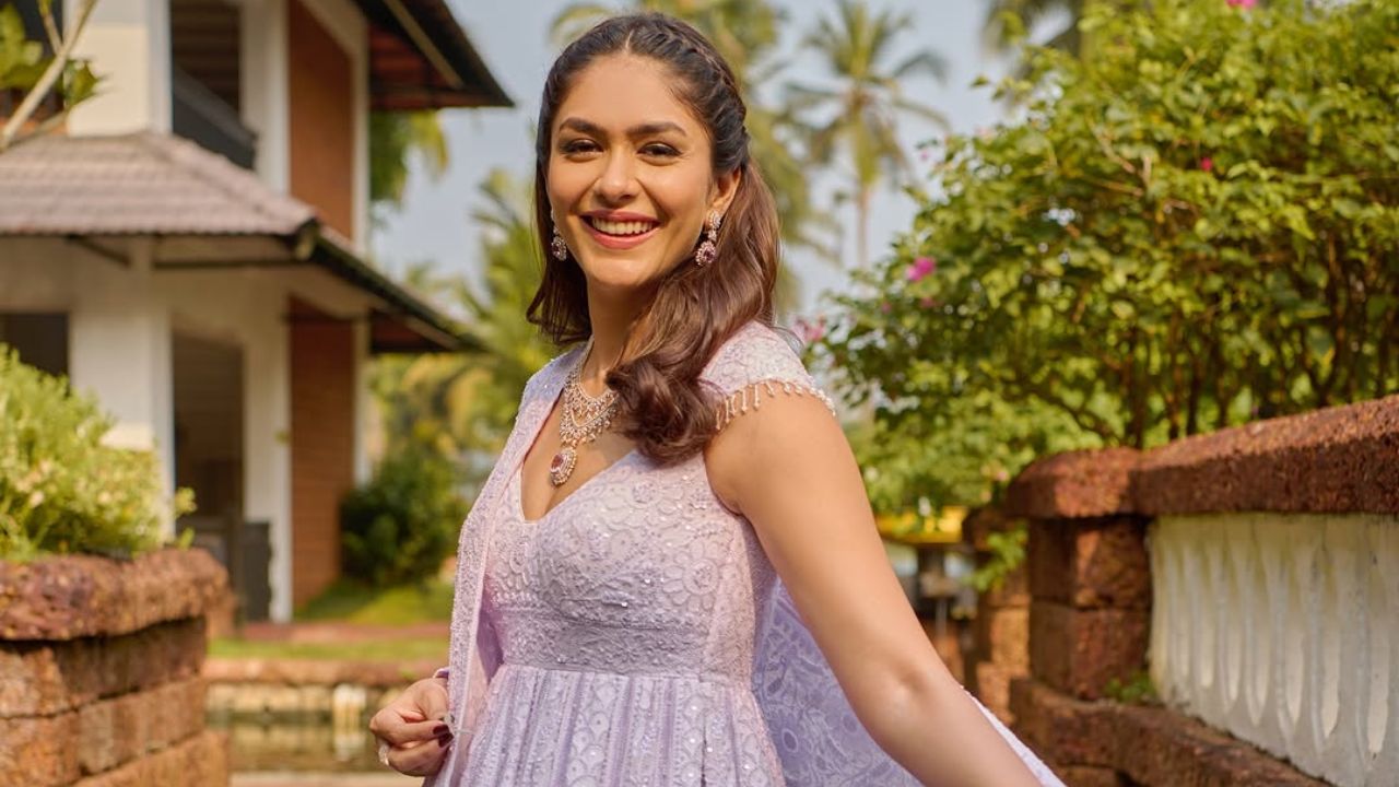 मृणालने परिधान केलेल्या जांभळ्या रंगाचा ड्रेसवर तिने मॅचिंग ओढणी देखील घेतली आहे. तसेच अभिनेत्रीचा देसी लुक पाहून चाहते घायाळ झाले आहेत. 