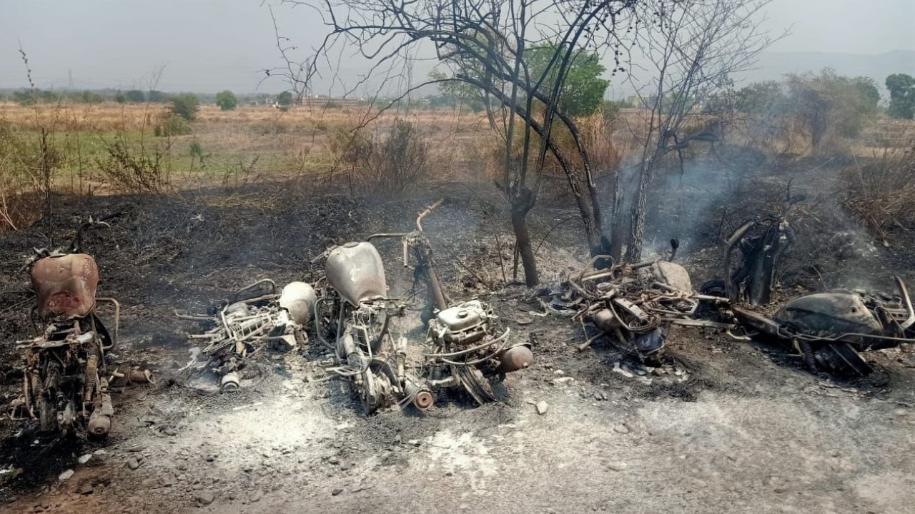 भिवपुरी रेल्वे स्थानकाच्या बाहेर पार्किंगमधल्या दुचाकी जळून खाक; आगीचे कारण असष्ट