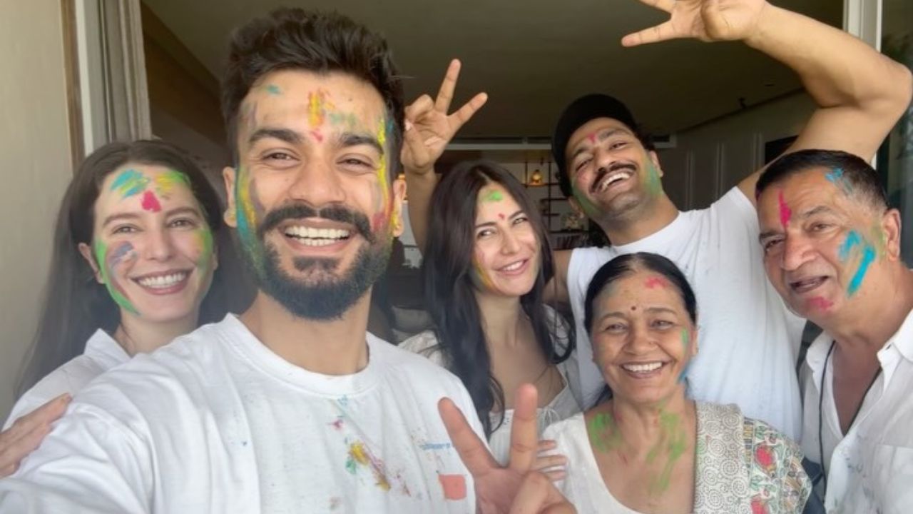 जोडप्यांची शेअर केलेल्या फोटोमध्ये कतरिना कैफ आणि विकी कौशल विकीचे आई-वडील, शाम कौशल आणि वीणा कौशल, तसेच त्याचा भाऊ सनी आणि कतरिनाची बहीण इसाबेल कैफ हे सगळे एकत्र दिसत आहेत. 