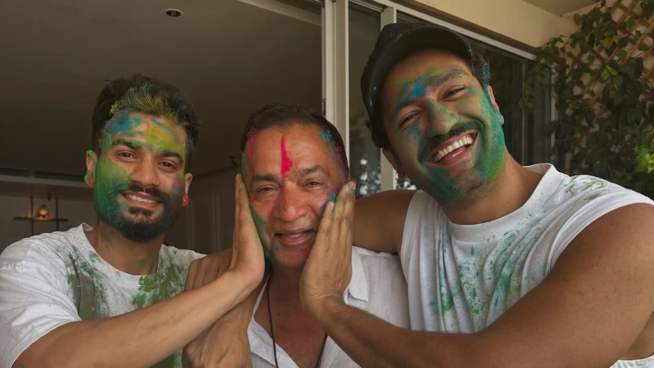 तर, दुसऱ्या फोटोमध्ये विकी, कतरिना आणि त्यांचे पालक त्यांच्या चाहत्यांना 'होळीच्या शुभेच्छा' देताना दिसत आहे आणि तो एक आनंददायी क्षण वाटत आहे. कुटुंब होळी खेळण्यासाठी एकत्र आले आणि ते मजा मस्ती करताना दिसत आहेत. 