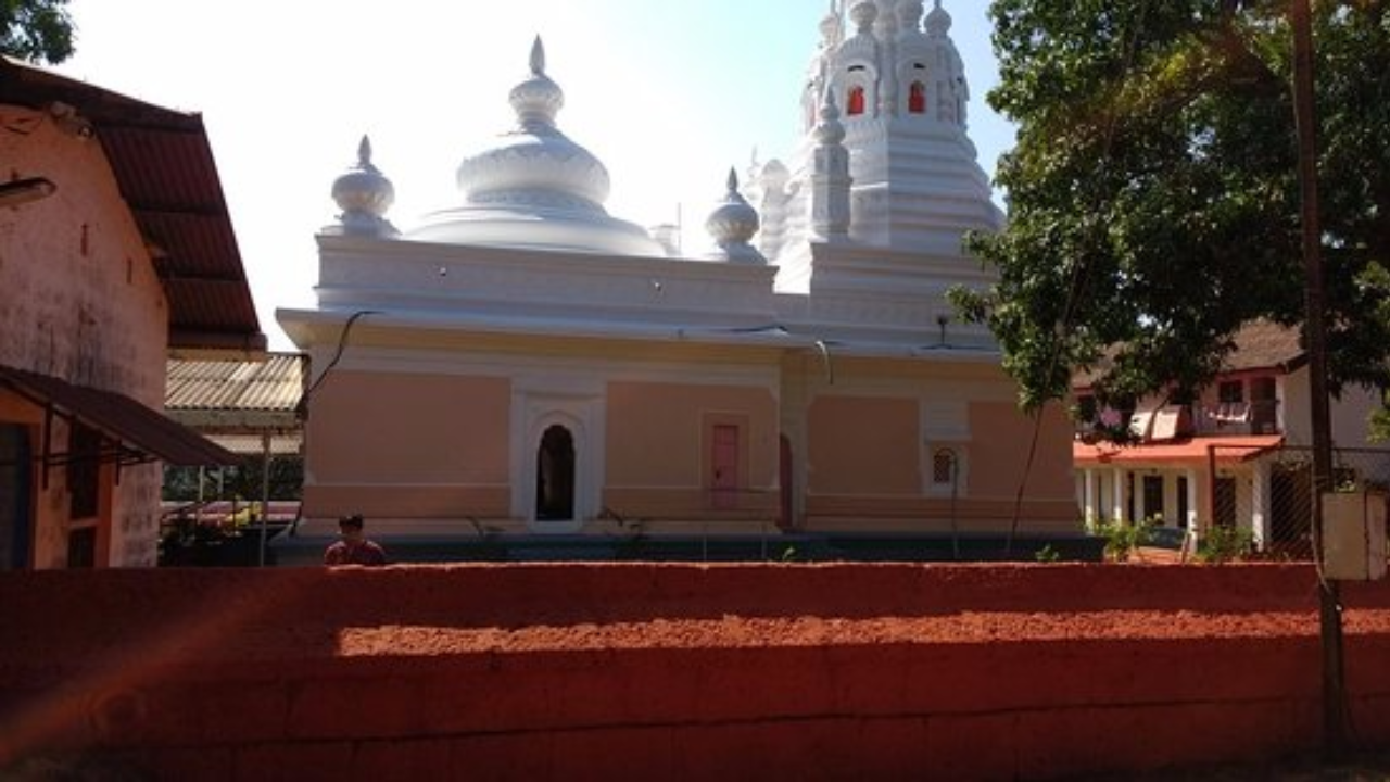 मंदिराच्या थेट समोर सुंदर असं तळं आहे. हे मंदिर कड्यावर असल्याने याला 'कड्यावरील गणपती' या नावाने ओळखले जाते. कोकणातील हे इच्छापूर्ती करणारे प्रसिद्ध देवस्थान आहे.  