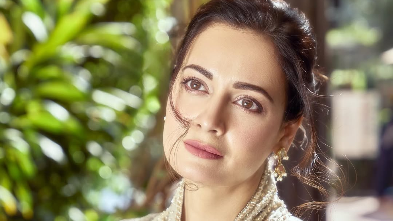 या Photoshoot मध्ये अभिनेत्रीने आकर्षक असा आऊटफिट परिधान केला आहे. या Look मध्ये अभिनेत्रींचे निखळ सौंदर्य अतिशय खिळून आले आहे.