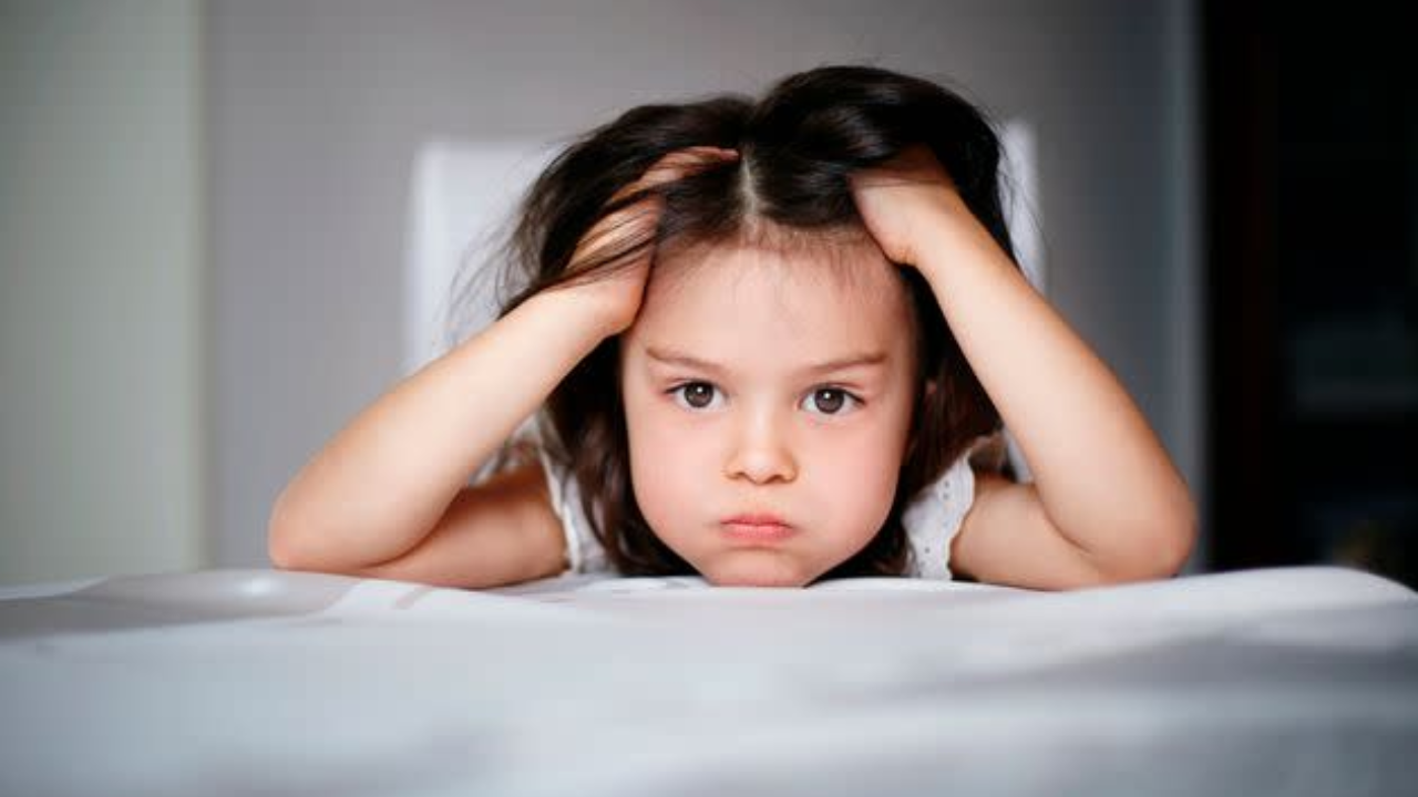 मुलांना नम्रपणे बोलणे, मोठ्यांचा आदर करणे आणि सभ्य व्यवहार करणे शिकवा. यामुळे त्यांना चांगली सामाजिक जाणीव विकसित होईल.  
