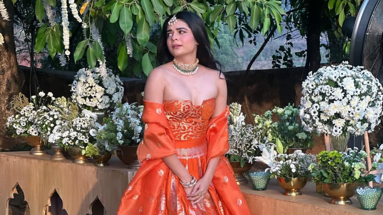 मिथिलाने केलेल्या या पोस्टखाली अनेक नेटकऱ्यांनी कॉमेंट्स केले आहेत. तिच्या या सौंदर्याला चाहत्यांनी उत्तम प्रतिसाद दिला आहे. 