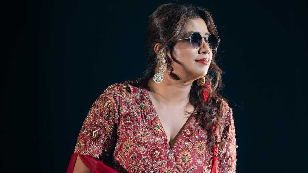 गायिकेचा आवाज या गायिकेची खासियत आहे, परंतु या Concert मधील गायिकेचा लुकही आकर्षणाचा केंद्रबिंदू ठरला आहे. 