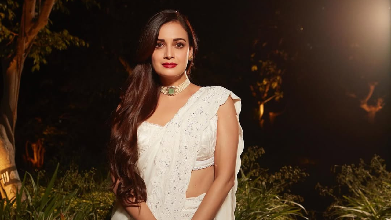 अभिनेत्री दिया मिर्झाने @diamirzaofficial या इंस्टाग्राम हँडलवर सुंदर फोटोज शेअर केले आहेत. या छायाचित्रांमध्ये दिया सौंदर्याची खान वाटत आहे. 