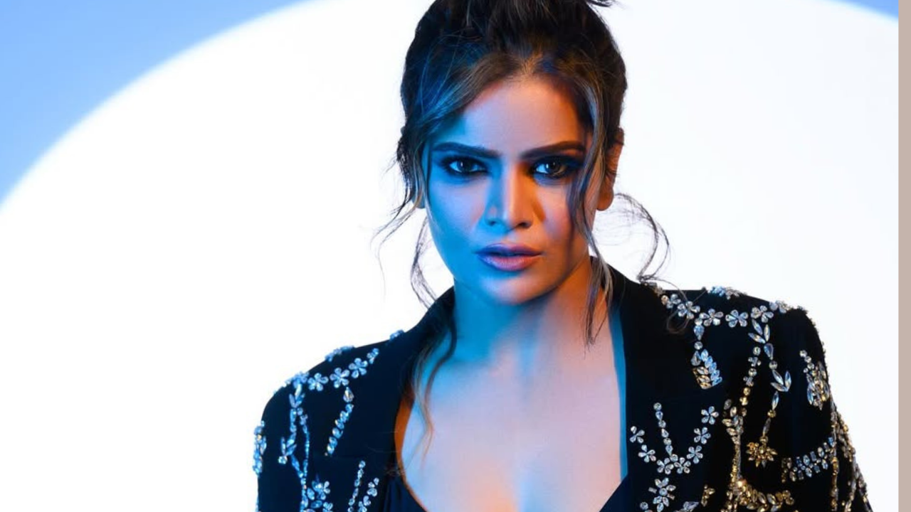 छायाचित्रांमध्ये hotnessचा कहर झाला आहे. अभिनेत्रीचा हा Hot Look चाहत्यांच्या पसंतीस आला आहे. तसेच तो चर्चेत आला आहे. 