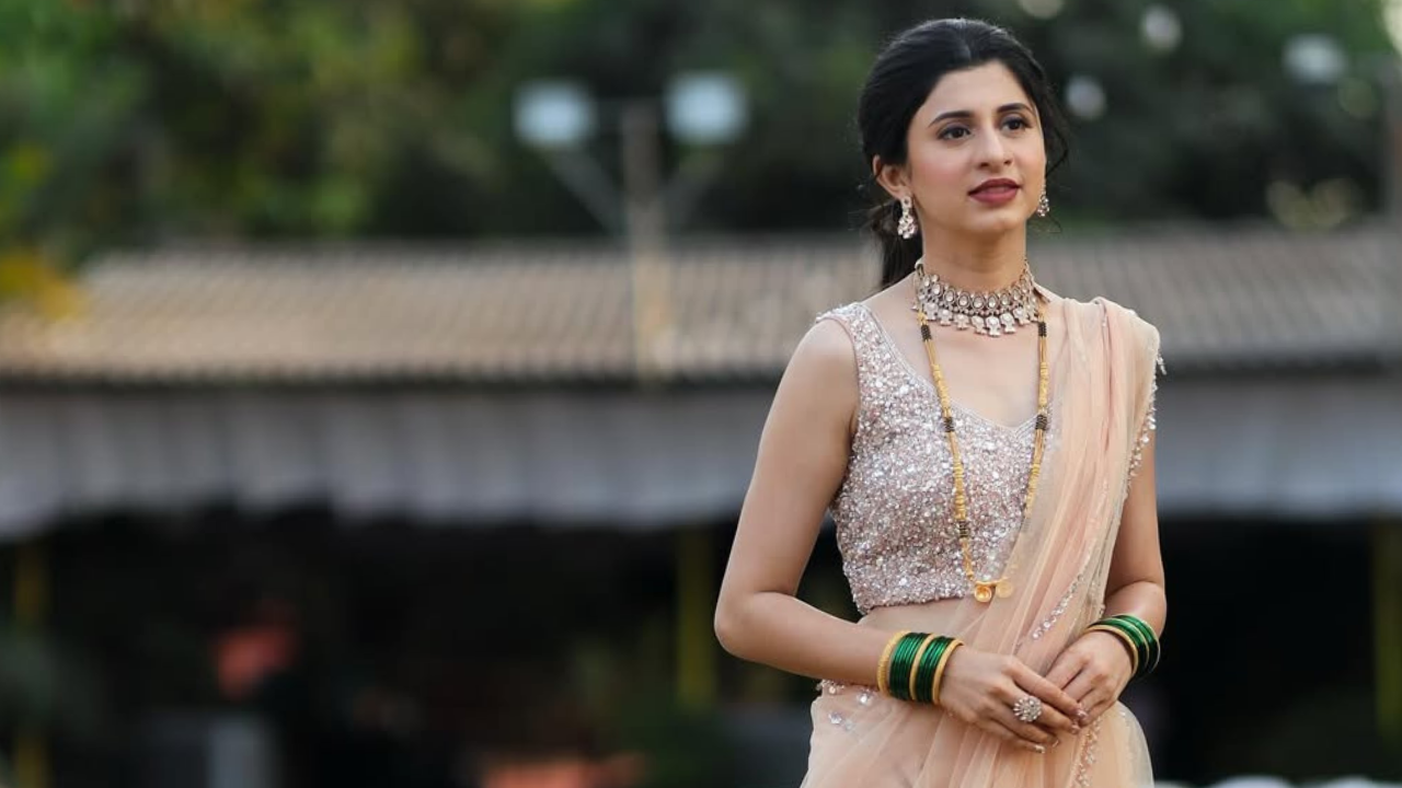 Beige रंगातील या साडीमध्ये अंकिता फार सुंदर दिसत आहे. कॅप्शनमध्ये अंकिताने तिच्या या संपूर्ण Look विषयी माहिती दिली आहे. 