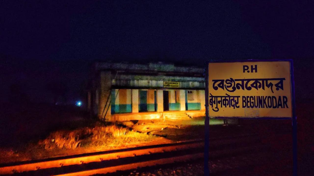 बेगूनकोदार रेल्वेस्थानकावर असणाऱ्या सफेद साडीतील महिला कोण? (फोटो सौजन्य- Social Media)