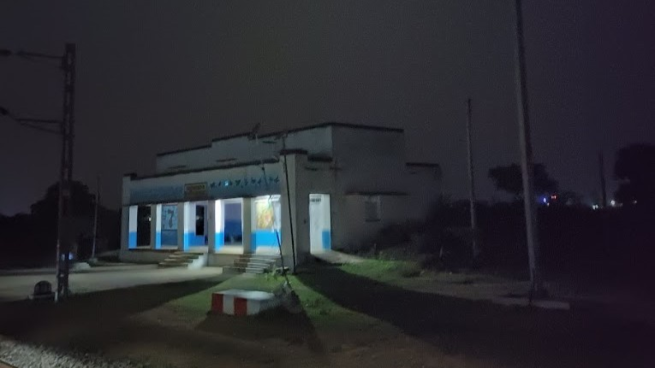 स्थानिकांचे म्हणणे आहे की येथे रात्रीच्या सुमारास सफेद साडीत एक महिला दिसून येते. ही साधी-सुधी महिला नसून ती एक प्रेमतात्मा आहे. 