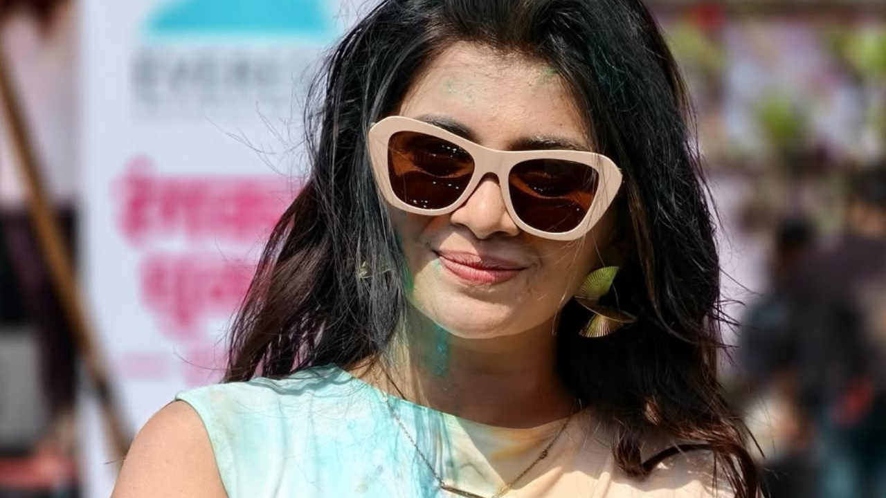ओठांवर हास्य, डोळयावर गॉगल तसेच होळीच्या रंगात न्हायलेले सुंदर आकर्षक आणि गोंडस असे सौंदर्य! रुचिराच्या प्रेमात कुणीही पडेल असे तिचे रूप आहे. 
