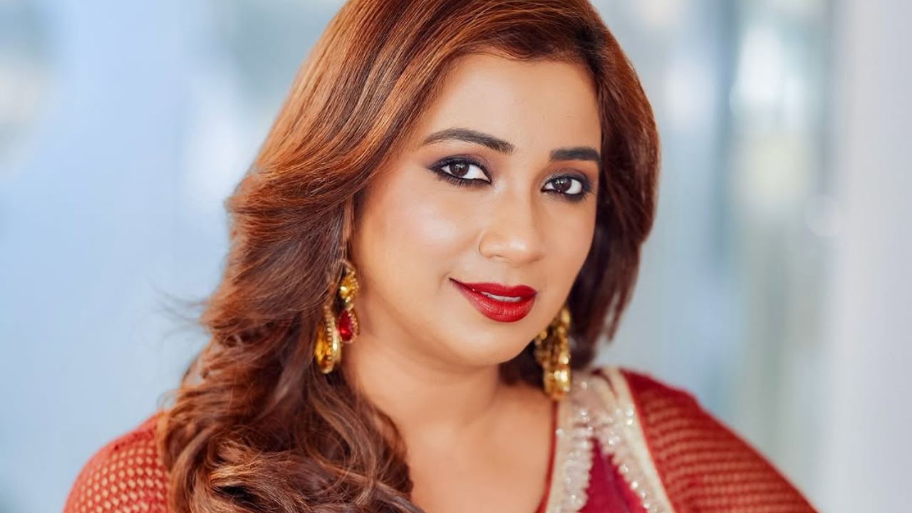 श्रेयाच्या एका चाहत्याने तर तिचा Look पाहून गुलाबाची उपमा दिली आहे. फोटोंनी तासाभरातच 50k लाईक्सचा आकडा पार केला आहे. 