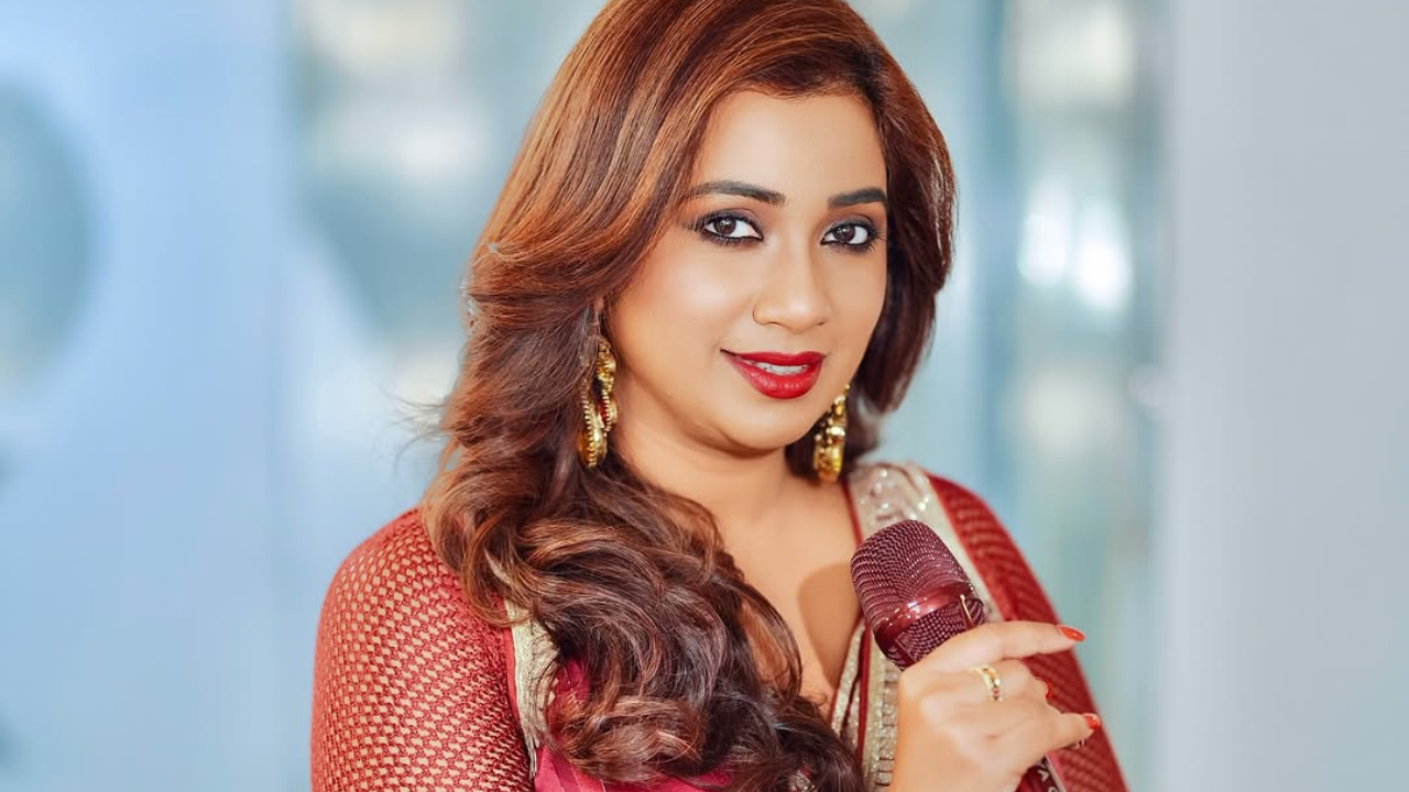 या फोटोंमध्ये गायिकेने लाल रंगाचा सुंदर असा लेहेंगा परिधान केला आहे. कॉमेंट्समध्ये चाहत्यांनी या Look ची भरभरून कौतुक केले आहे. 