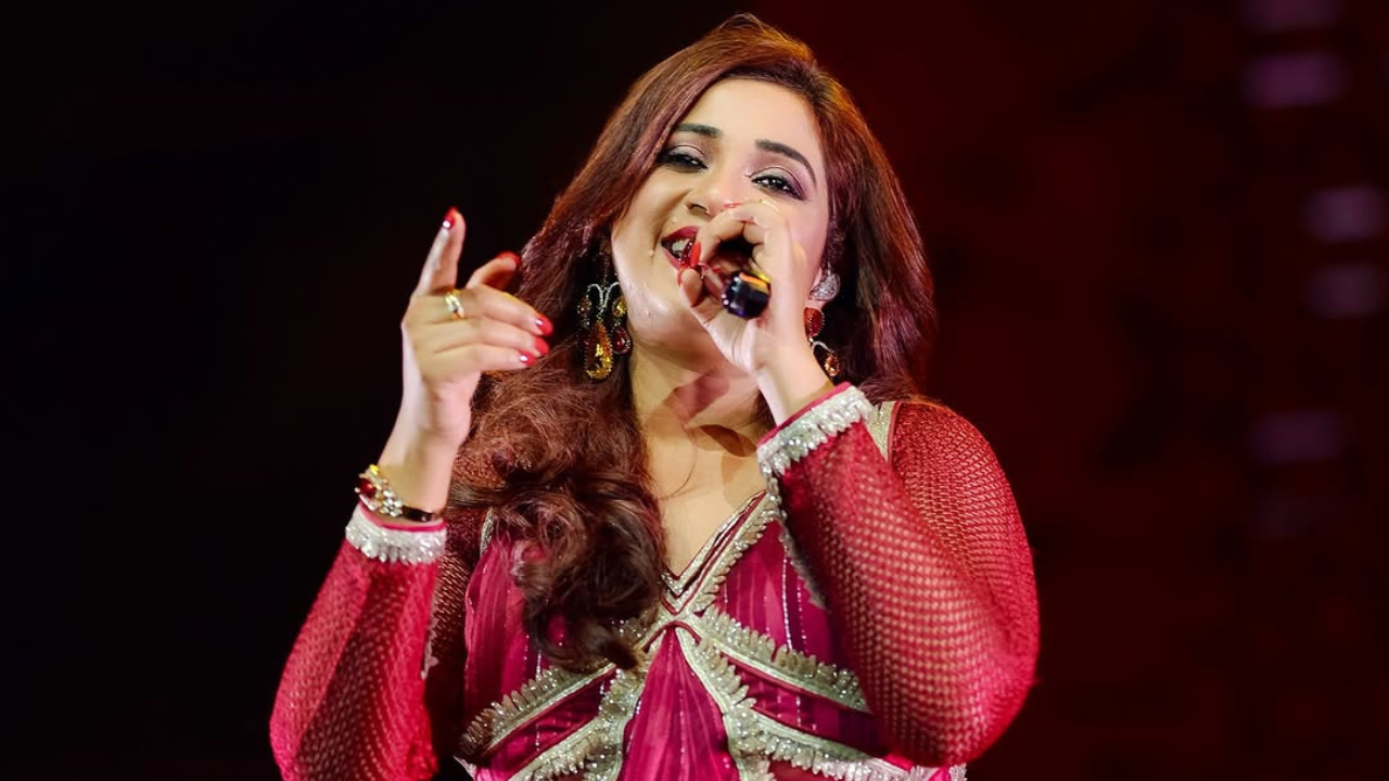 गायिका श्रेया घोषालने नुकतेच तिच्या @shreyaghoshal या सोशल मीडिया हँडलवर नवीन पोस्ट शेअर केली आहे. या पोस्टमध्ये गायिका फार सुंदर दिसत आहे. 