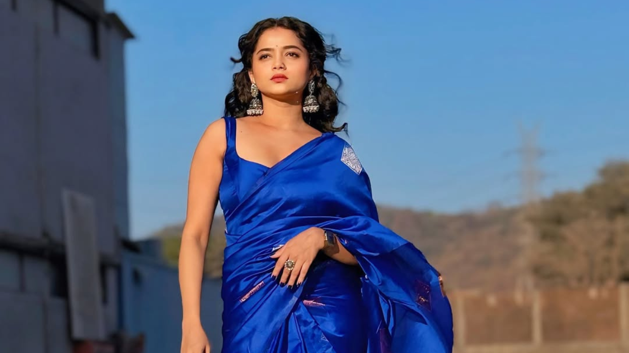 तर दुसऱ्या पोस्टखाली 'तेरा फितूर...' असा कॅप्शन दिला आहे. जणू अभिनेत्री स्वतःच्याच प्रेमात पडून शायर झाली आहे. 