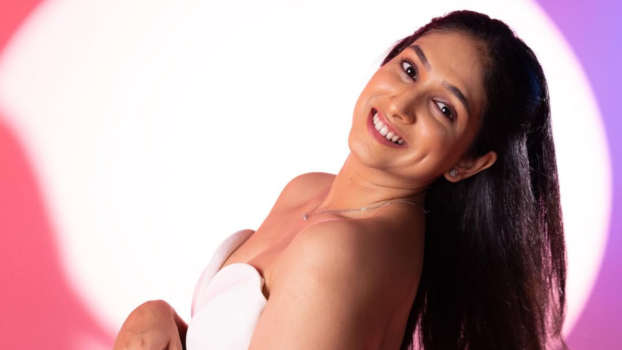 अभिनेत्रीने या छयाचित्रांमध्ये आकर्षक असा लुक केला आहे. तिच्या गालावर पडणारी खोल खळी या छायाचित्रांना अधिक आकर्षक करत आहेत. 