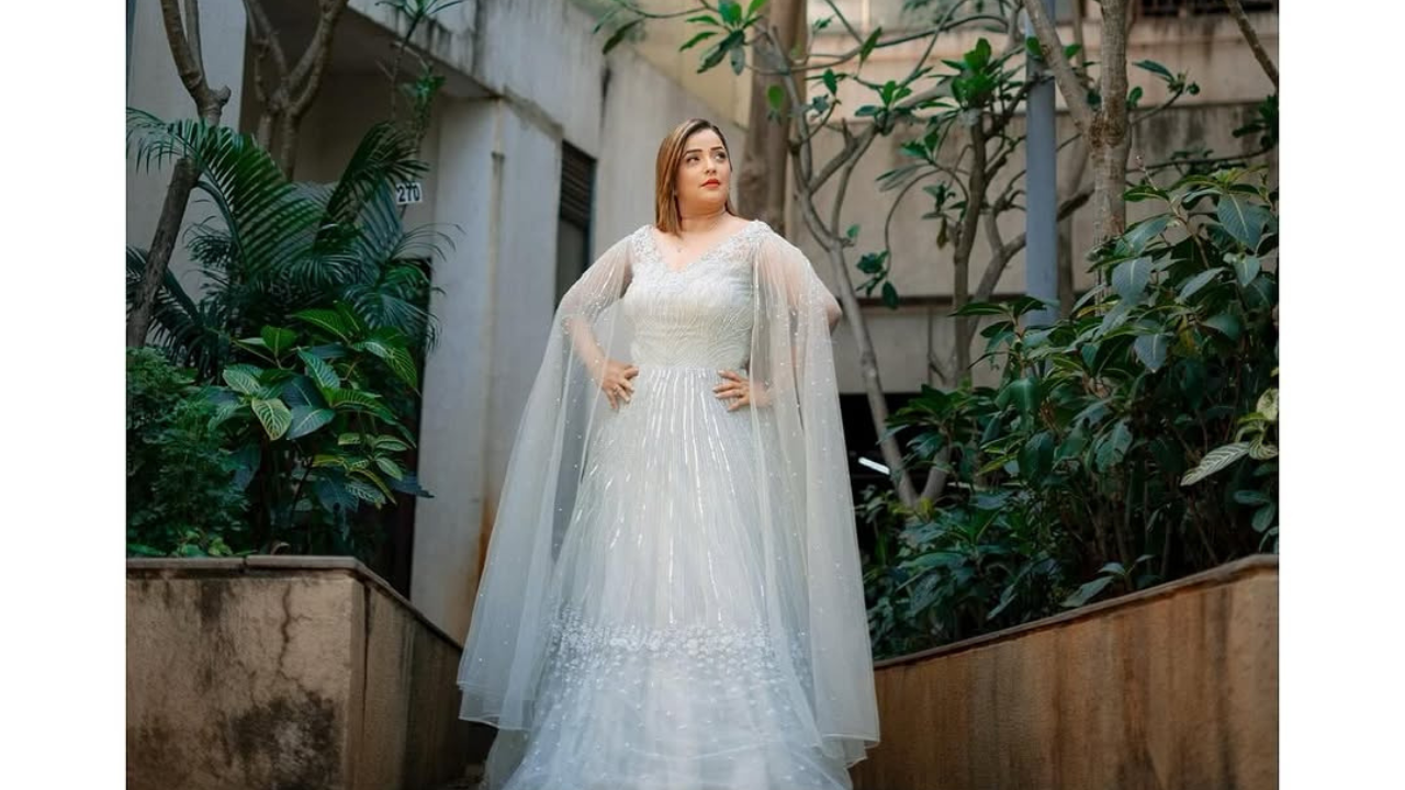 अभिनेत्रीने पोस्टखाली कॅप्शनमध्ये 'A princess in a dress, but a queen at heart; I am beautifully imperfect, a canvas filled with scars.' असे नमूद केले आहे. तसेच या Look बद्दल माहिती दिली आहे. 