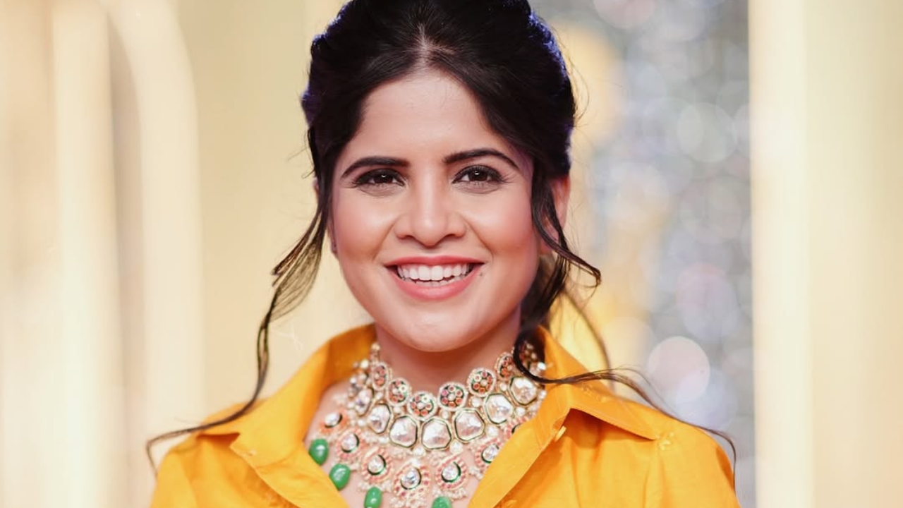 अभिनेत्रीने सुंदर अशी hairstyle केली आहे, जी खरंच फार सुंदर दिसत आहे. तिचे सौंदर्य मराठी साज शृंगाराचे उत्तम उदाहरण आहे. 