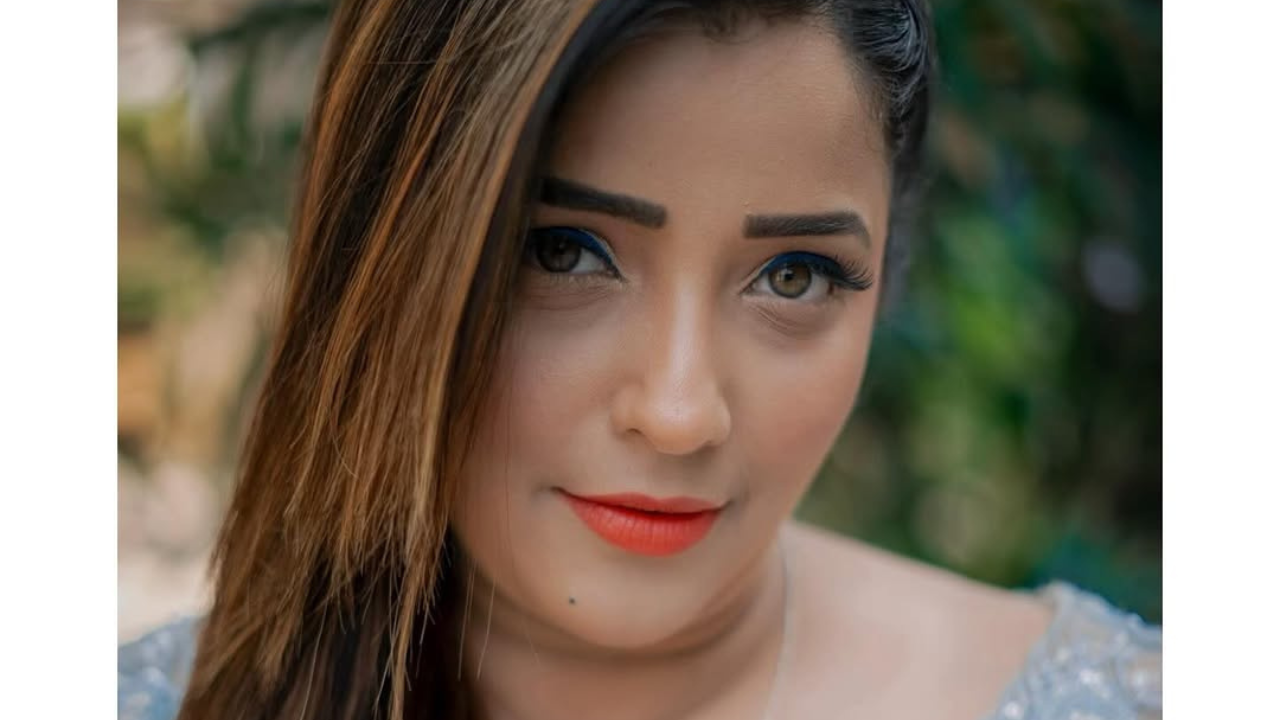 अभिनेत्रीने सफेद रंगाचा लुक केला आहे. या आऊटफिटमध्ये असे वाटत आहे की अभिनेत्री जणू स्वर्गाची सुंदर अप्सरा आहे. 