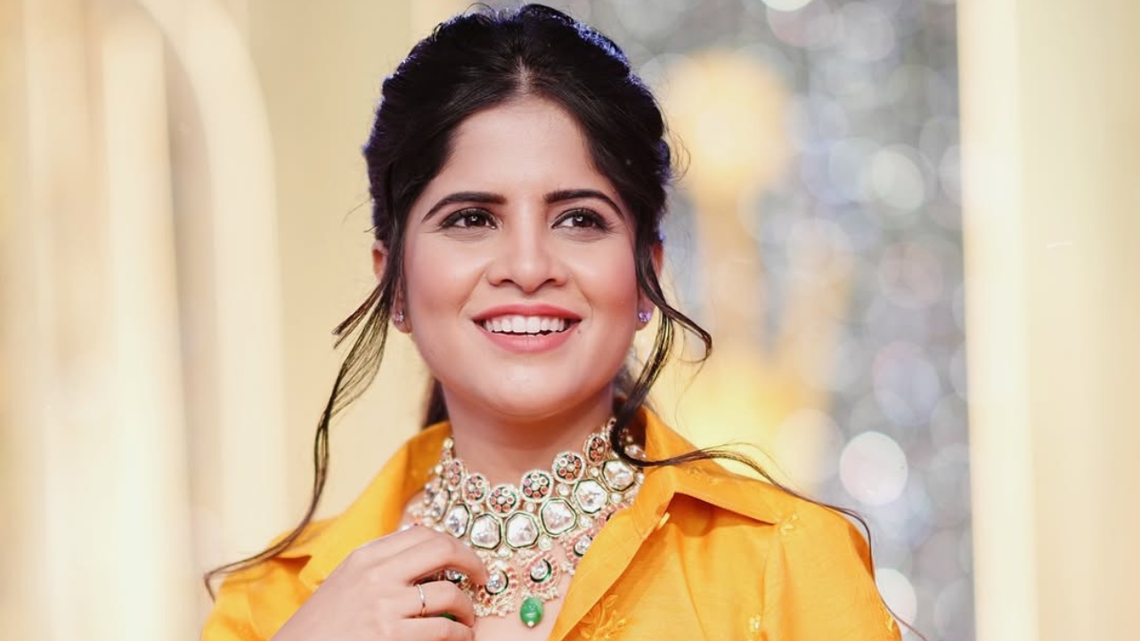 गळ्यात मोठा असा हार परिधान केला आहे, जो खरंच फार आकर्षक दिसत आहे. अभिनेत्रीने कॅप्शनमध्ये 'A whole mood in high resolution' असे नमूद केले आहे.