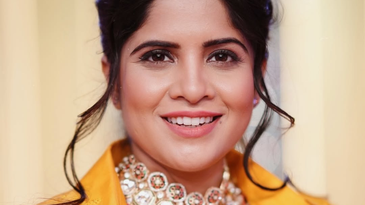 अभिनेत्रीने पिवळ्या रंगाचा सुंदर असा आऊटफिट परिधान केला आहे. तिच्या सुंदर अशा हसण्याने या Photos ला चार चंद्र लागले आहेत. 