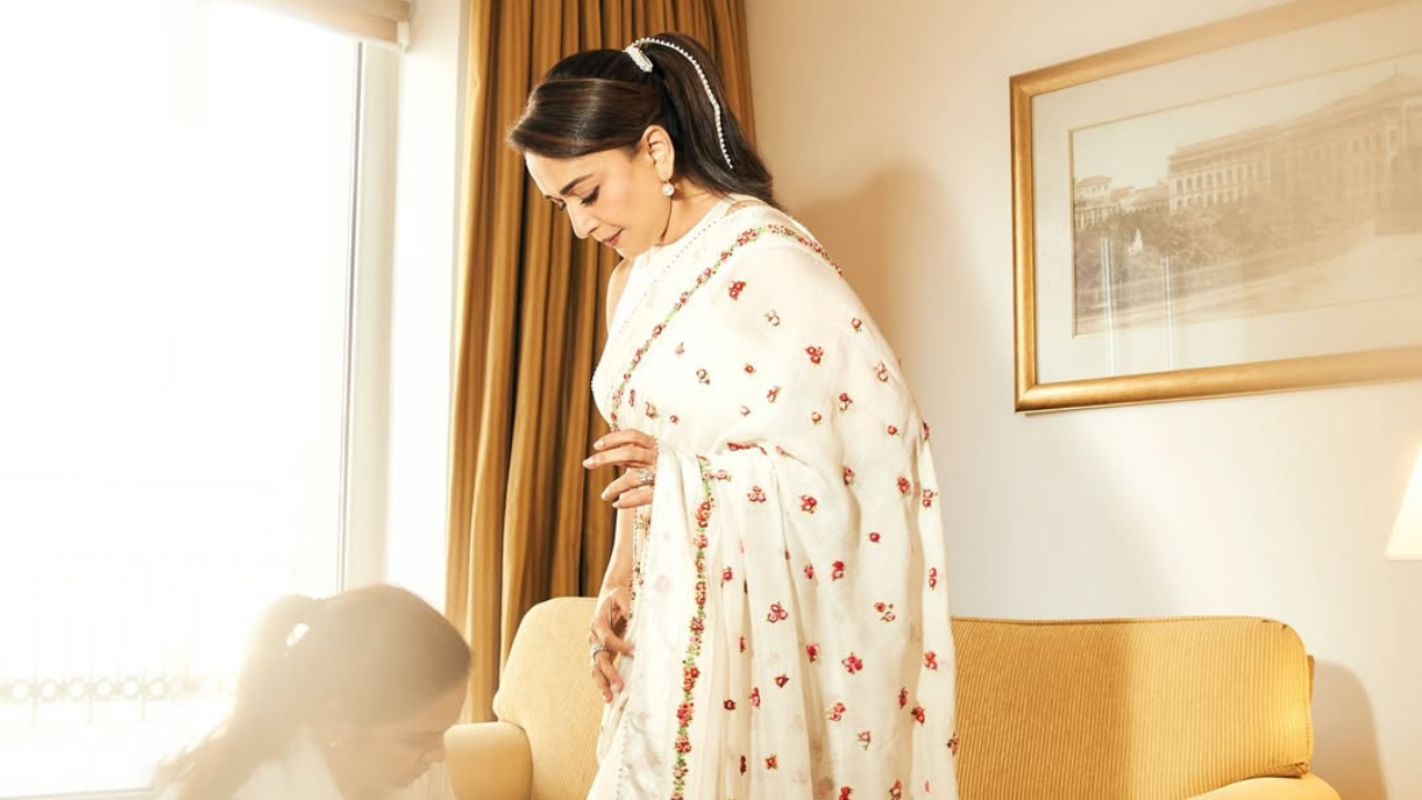 या photoshoot मध्ये अभिनेत्रीने श्वेत रंगाचा आऊटफिट परिधान केला आहे. या आऊटफिटमध्ये माधुरी फार सुंदर दिसत आहे. 
