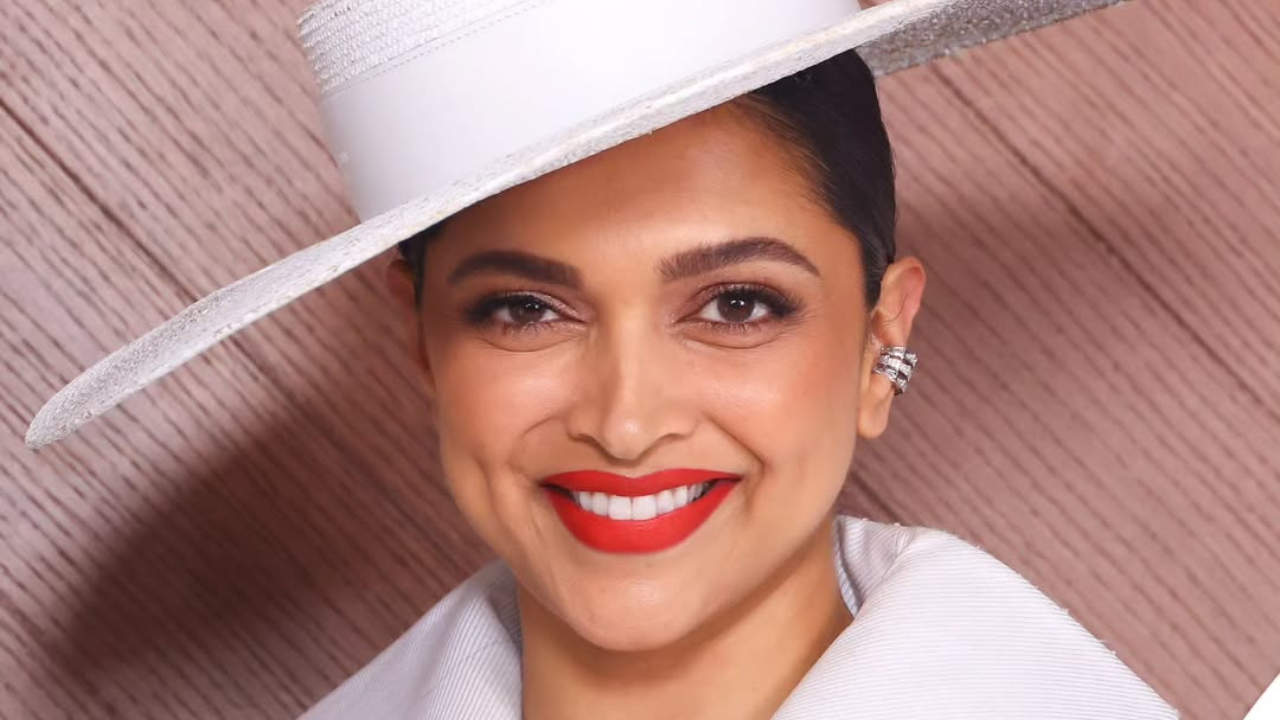 अभिनेत्री दीपिका पादुकोन नुकतीच  पॅरिस फॅशन वीकमध्ये झळकली होती. अभिनेत्री आंतरराष्ट्रीय स्तरावर आपली ओळख करत आहे. 