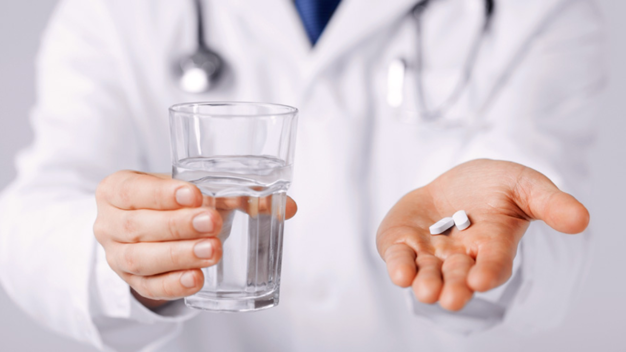 औषधं घेतल्यानंतर शरीरात विषारी घटक (toxins) साचण्याची शक्यता असते. त्यामुळे शरीर हायड्रेटेड ठेवण्यासाठी पुरेसे पाणी पिणे गरजेचे आहे. पाणी रक्तप्रवाह सुधारते आणि किडनीला औषधांचे अवशेष बाहेर टाकण्यास मदत करते.