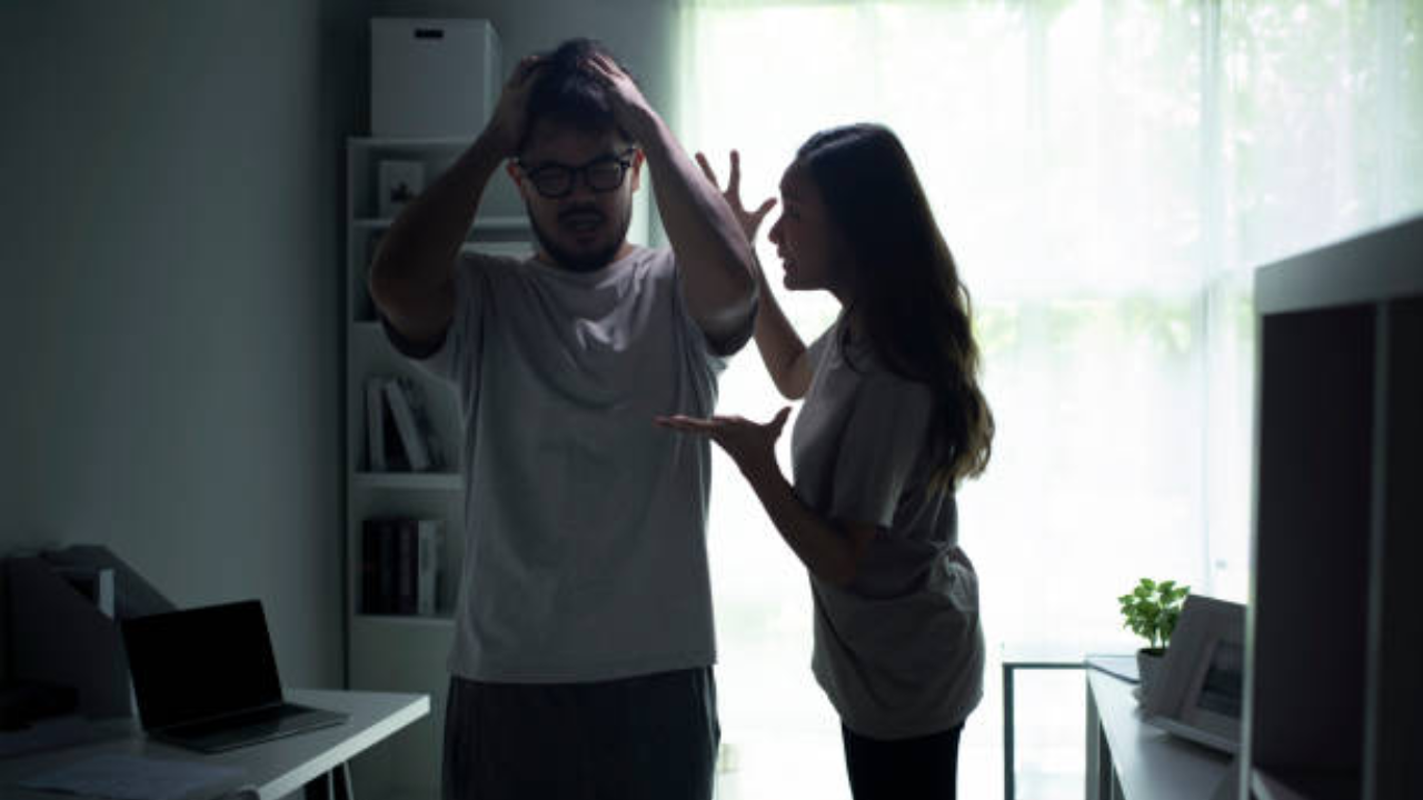 बायकोच्या ‘या’ सवयी नात्यामध्ये तणावाचे कारण बनतात; वेळीच यावर रोख लावा