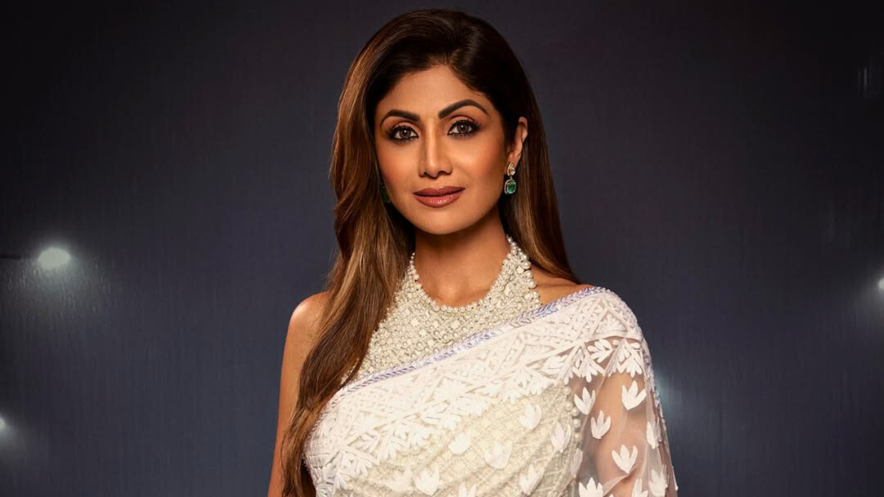 अभिनेत्रीने या छायाचित्रांमध्ये आकर्षक अशी सुंदर शुभ्र साडी परिधान केली आहे. शिल्पाच्या चेहऱ्यावरील चमकने या फोटोशूटला आणखीन खास बनवले आहे. 