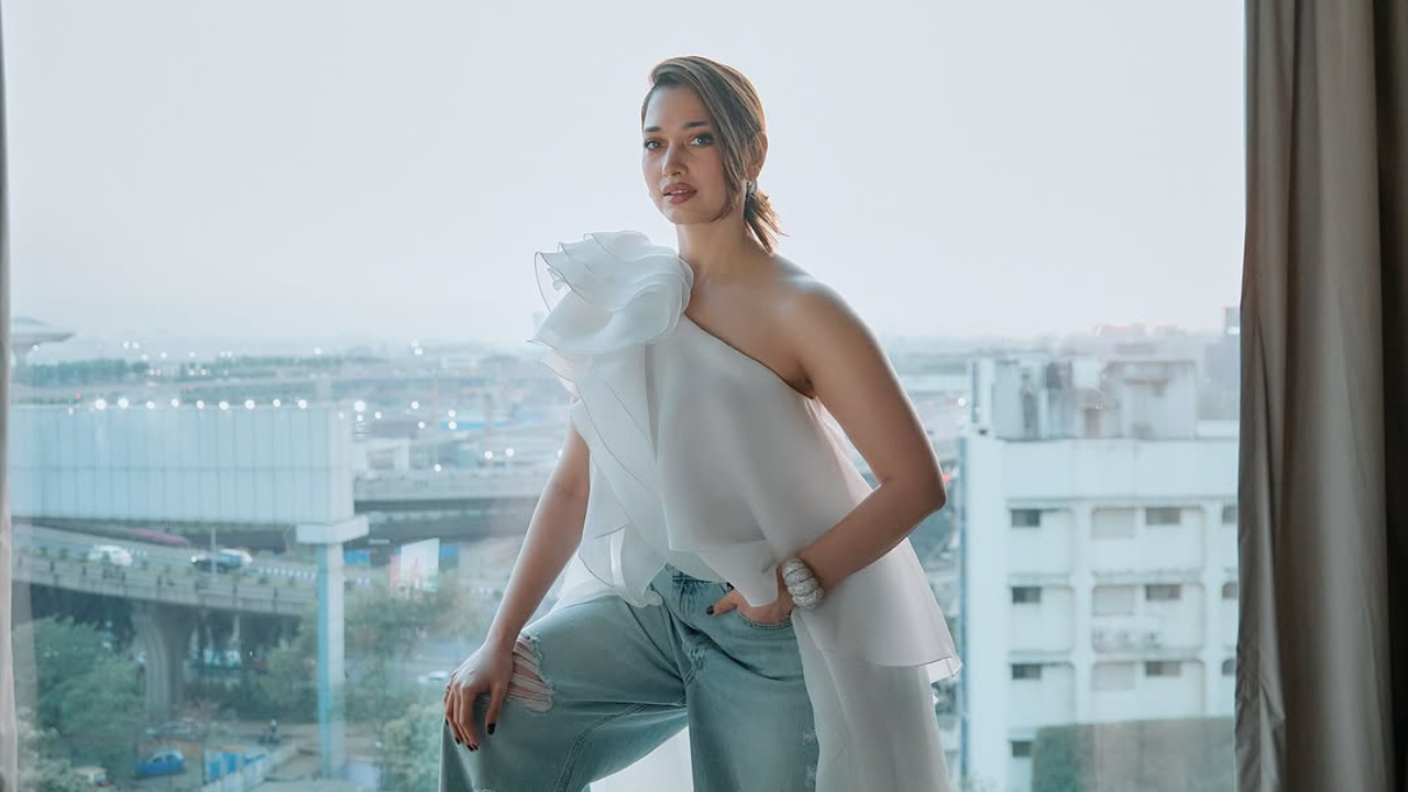 अभिनेत्री तमन्ना भाटियाने तिच्या @tamannaahspeaks या इंस्टाग्राम हँडलवर काही Photos शेअर केले आहेत. या फोटोंमध्ये अभिनेत्री फार आकर्षक दिसत आहे. 